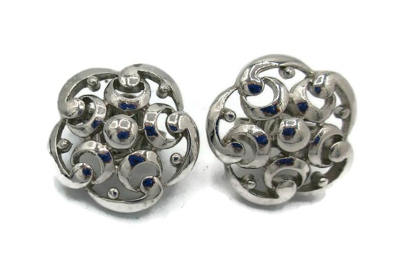 Krone Trifari Silber Ohrclips Offene Arbeit Design 1950Er Designer Signiert Landebahn Classic Vintage Kostüm Schmuck von TreasureTrovebyTish
