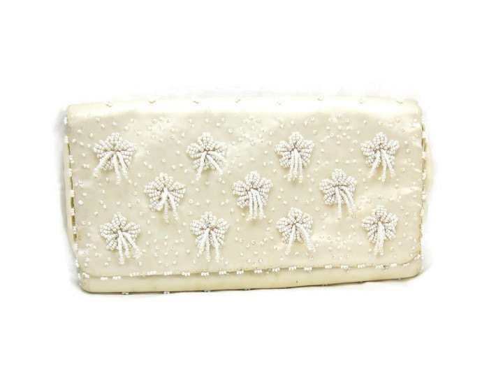 La Regale Ltd Hand Made in Hong Kong Off Weiß Elfenbein Perle Geldbörse Perlen Satin Clutch Braut Tasche Abend Hochzeit Vintage Zubehör von TreasureTrovebyTish