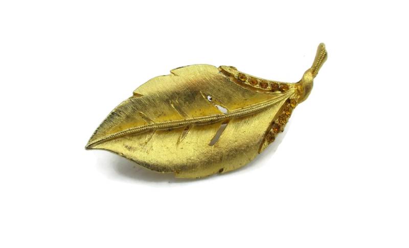 Matt Gebürstet Gold Ton Strass Pin Blatt Brosche 1960Er Jahre Strukturierte Designer Runway Estate Kostüm Vintage Signiert von TreasureTrovebyTish