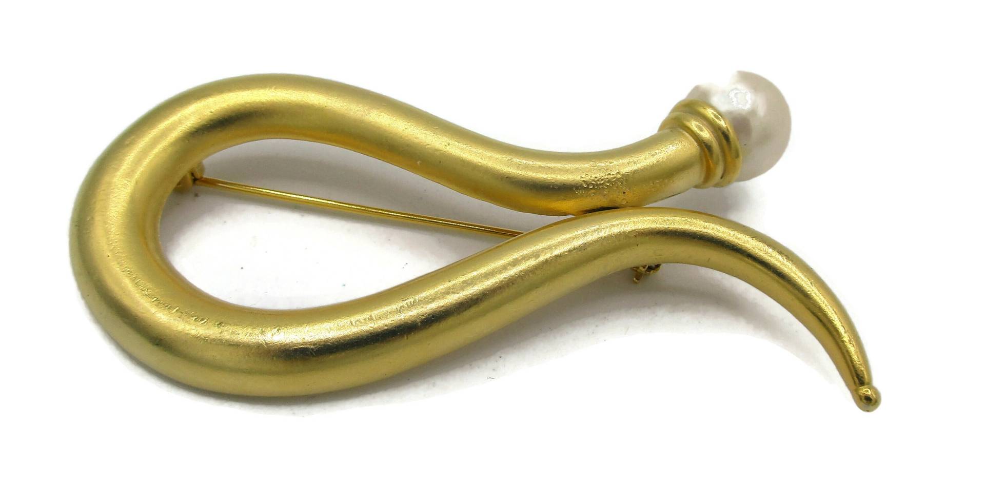 Matte Gold Ton Perlen Pin Brosche Swoosh Leaf Designer Landebahn Statement Nachlass Kostüm Vintage Signiert Geschenkideen Matte Gold Ton Perlen Pin Brosche Swoosh Leaf Designer Landebahn Statement Nachlass Kostüm Vintage Signiert Geschenkideen von TreasureTrovebyTish