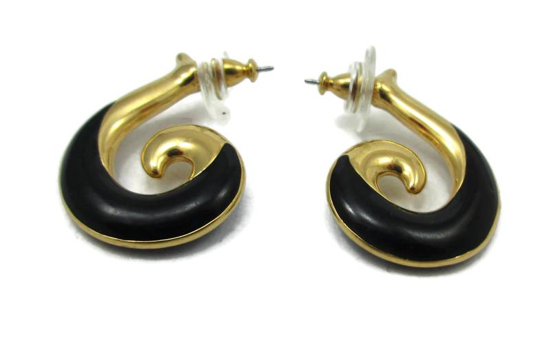 Monet-Gold-Ton-Ohrstecker Schwarz Emaille Wirbel Mod Designer Vintage Modeschmuck Schmuck Tropfen Baumeln Kleine Klassisch Runde Entwerfer Clip Auf von TreasureTrovebyTish