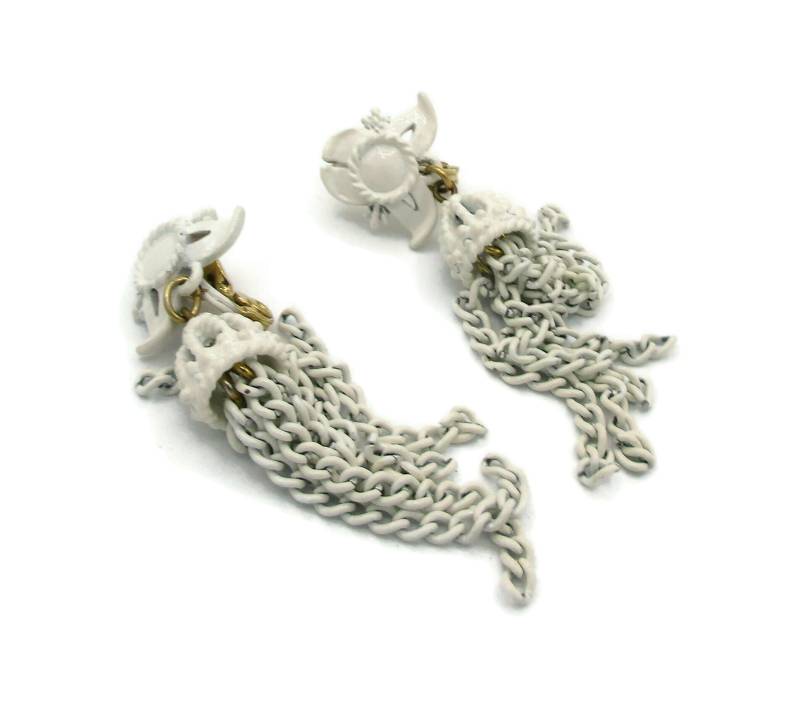 Monet Weiße Ketten Ohrringe Ohrclips Ons Style Gold Ton Baumeln Tropfen Weihnachten Clip On Schmuck 1950Er Designer Signiert Kostüm von TreasureTrovebyTish