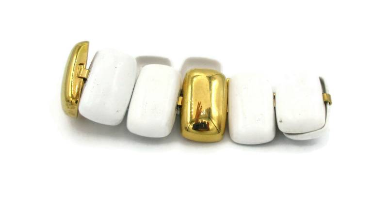 Napier Gold Gliederarmband Weiß Emaille Verschluss Vintage Modeschmuck Designer Signiert Landebahn 1980Er Jahre Nachlass Retro Modern 7.5 Inches von TreasureTrovebyTish