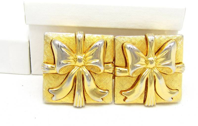 Paquette Gürtelschnalle Weihnachten Geschenk Gold Band Thema Vintage Kostüm Schmuck Gürtelschnallen 1979 Designer Signiert Womens 1 Zoll Zubehör von TreasureTrovebyTish