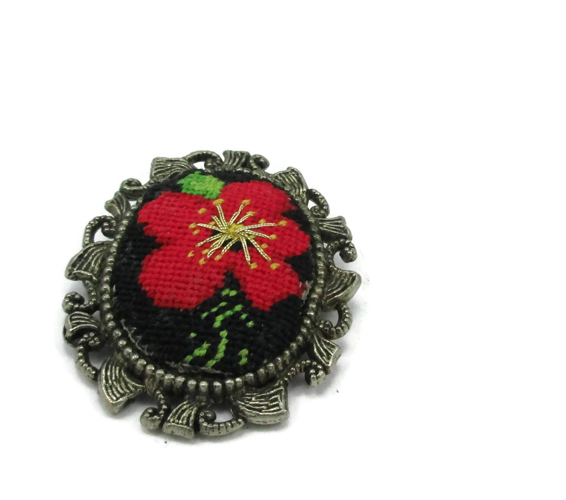 Rote Blume Kreuz Stich Bestickt Hand Gemacht Brosche Pin Needlepoint Silber Schal Vintage Schmuck von TreasureTrovebyTish