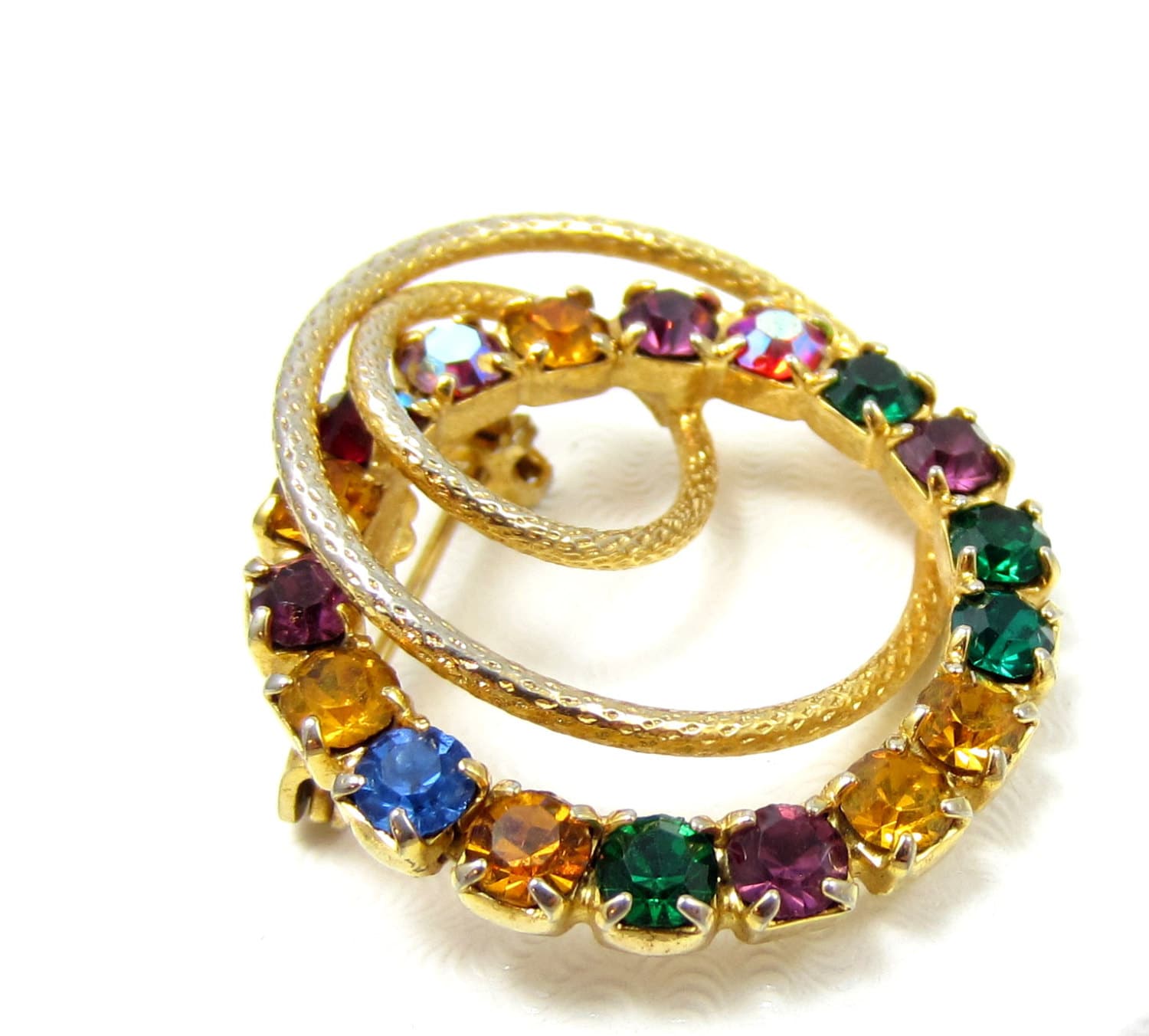 Runde Multi Farbe Strass Brosche Gold Ton Pin Bunte Steine Designer Schal Vintage Kostüm Schmuck Frühling Sommer Runde Multi Farbe Strass Brosche Gold Ton Pin Bunte Steine Designer Schal Vintage Kostüm Schmuck Frühling Sommer von TreasureTrovebyTish
