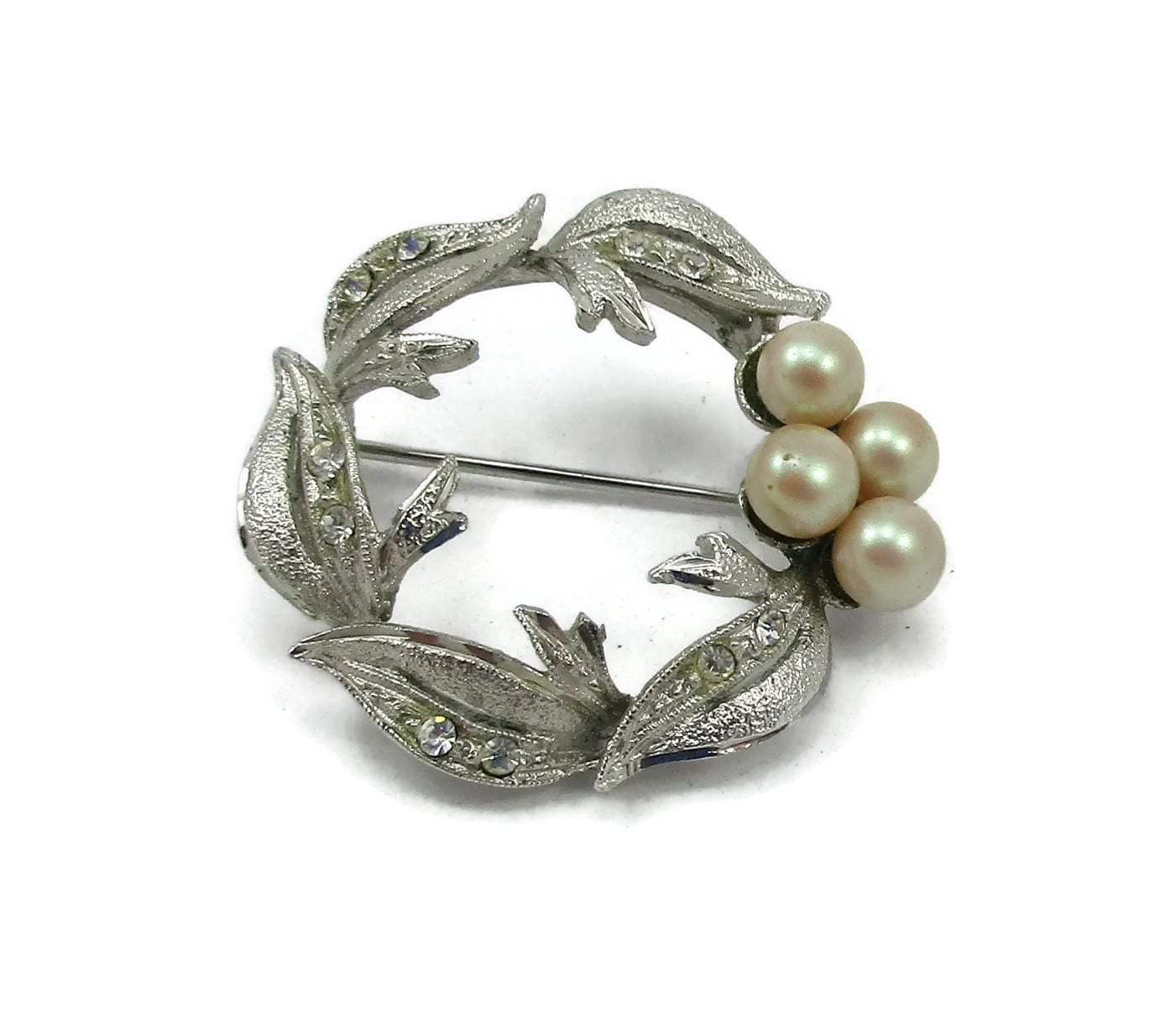 Silber Brosche Pin Perle Strass 1980Er Jahre Gebürstet Strukturierte Designer Runway Classic Schal Vintage Jewerlry von TreasureTrovebyTish