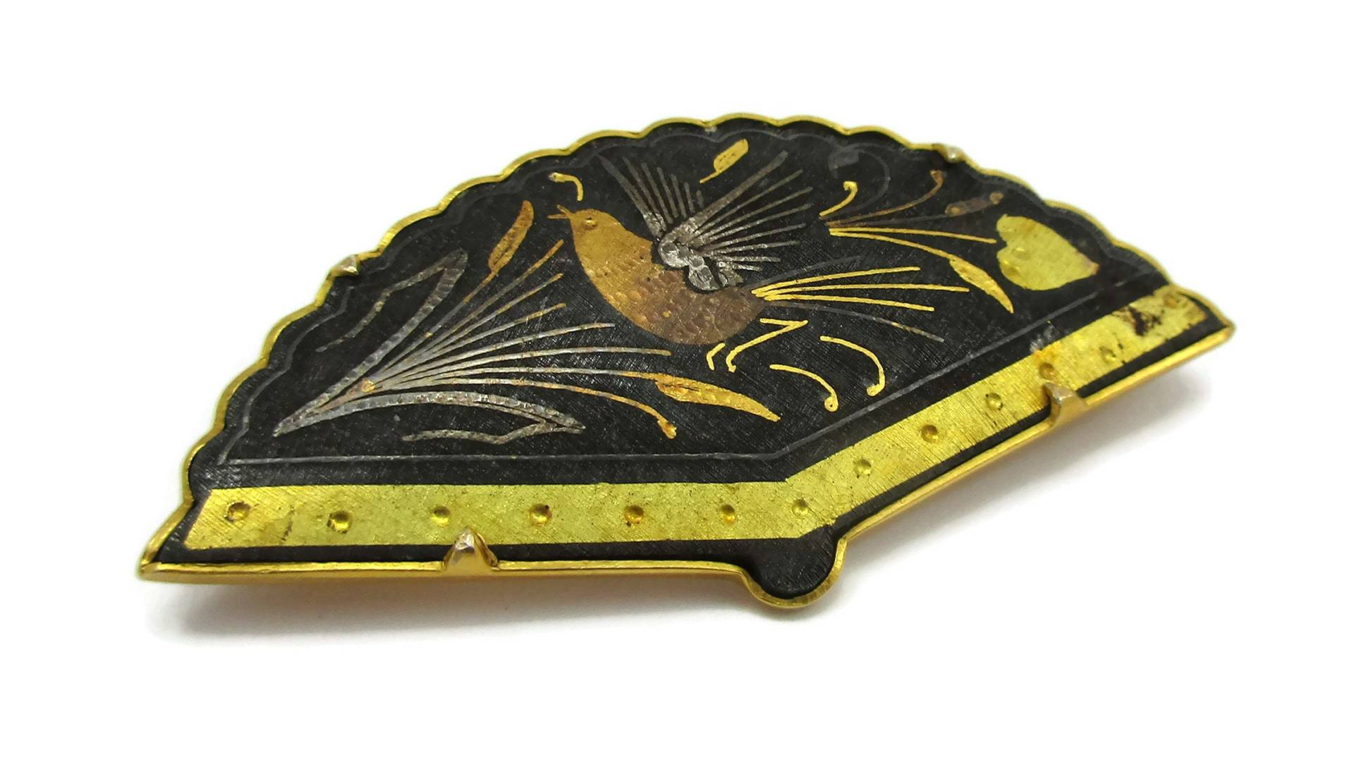 Spanien Damaszener Pin Brosche Fan Thema Design Vogel Schwarz Posaune Verschluss Gold Vintage Immobilienverkauf Schmuck Asiatisch Chinesisch Schal von TreasureTrovebyTish