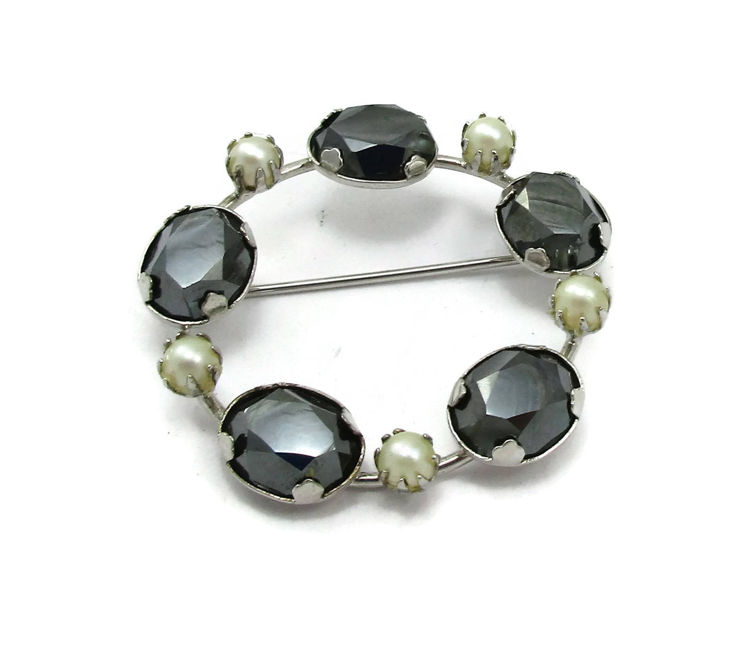 Sterling Silber Brosche Kranz Pin Smokey Grau Strass Und Perlen Vintage Kostüm Schmuck Designer Signiert Brautschmuck Sterling Silber Brosche Kranz Pin Smokey Grau Strass Und Perlen Vintage Kostüm Schmuck Designer Signiert Brautschmuck von TreasureTrovebyTish