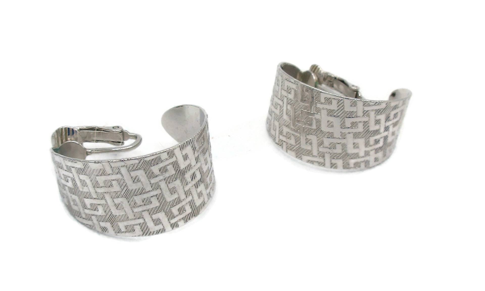Trifari Ohrringe Silber Hoop Clip Mod Classic Design Vintage Kostüm Schmuck Designer Signiert Pierced Simple Modernist Trifari Ohrringe Silber Hoop Clip Mod Classic Design Vintage Kostüm Schmuck Designer Signiert Pierced Simple Modernist von TreasureTrovebyTish