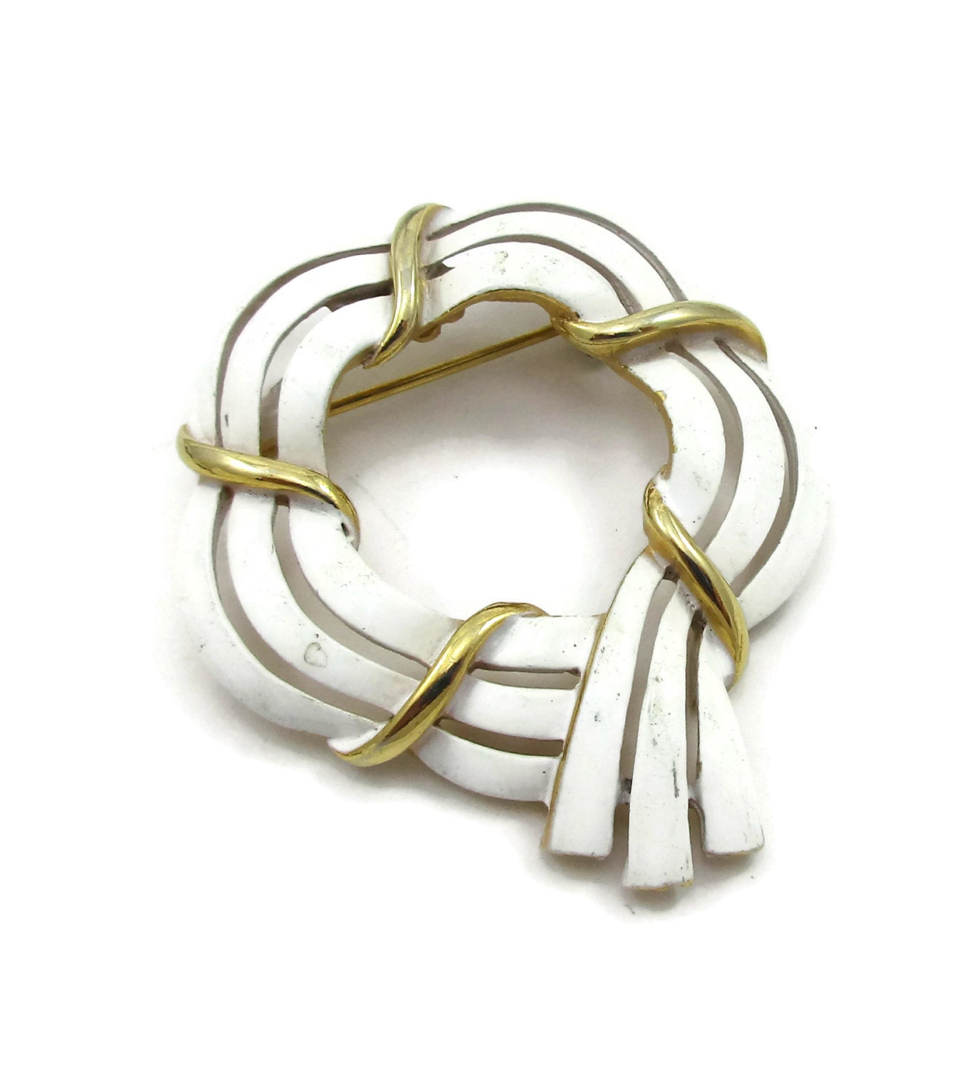 Weiße Krone Trifari Gold Ton Pin Brosche Band Weiß Emaille 1950Er Jahre Gebürstet Strukturierte Designer Runway Estate Kostüm Vintage Signiert von TreasureTrovebyTish