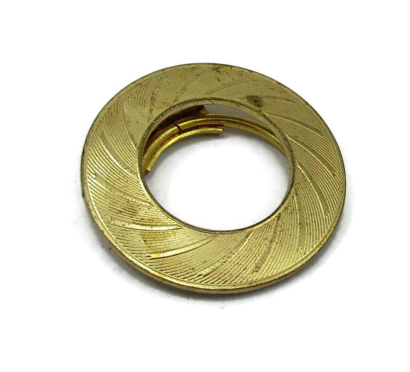 Westdeutschland Gold Ton Runde Graviert Design Schal Clip Designer Halter Pin Pullover Vintage Kostüm Schmuck Zubehör von TreasureTrovebyTish