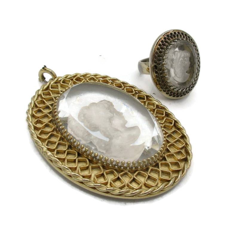 Whiting & Davis Gold Ton Intaglio Lady Victorian Anhänger Und Ring Set Demi Parure Vintage Kostüm Schmuck Paula von TreasureTrovebyTish