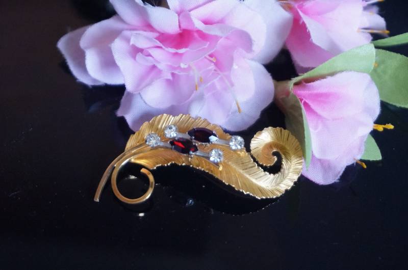 Vintage Silber Brosche, Vermeer Stift-Brosche Sterling Blatt Mit 2 Rubin Und 4 Klaren Weißen Strasssteinen Bond Boyd Brosche, 302 von Treasurebox4you