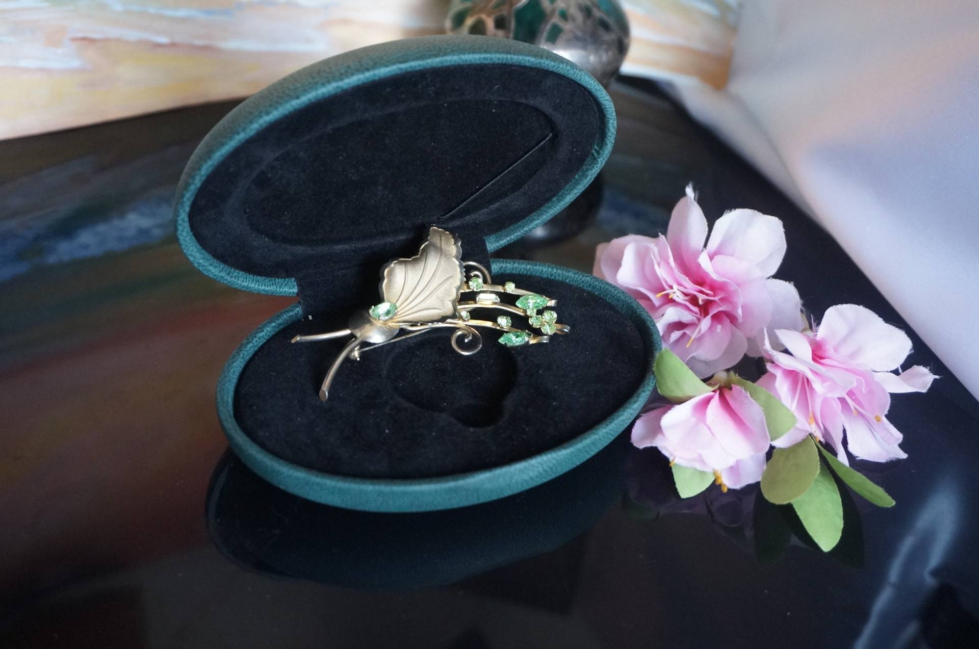 Vintage Silber Sterling Brosche Gold Toned Über Blatt Mit 12 Hellgrünen Strasssteinen Bond Boyd Brosche, Peridot 296 Vintage Silber Sterling Brosche Gold Toned Über Blatt Mit 12 Hellgrünen Strasssteinen Bond Boyd Brosche, Peridot 296 von Treasurebox4you