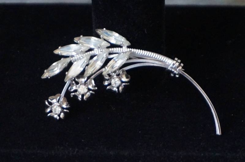 Vintage Strass Silber Blumen Brosche Von Emby - Klare Anstecknadel, Art Deco Brosche, 208 Vintage Strass Silber Blumen Brosche Von Emby - Klare Anstecknadel, Art Deco Brosche, 208 von Treasurebox4you