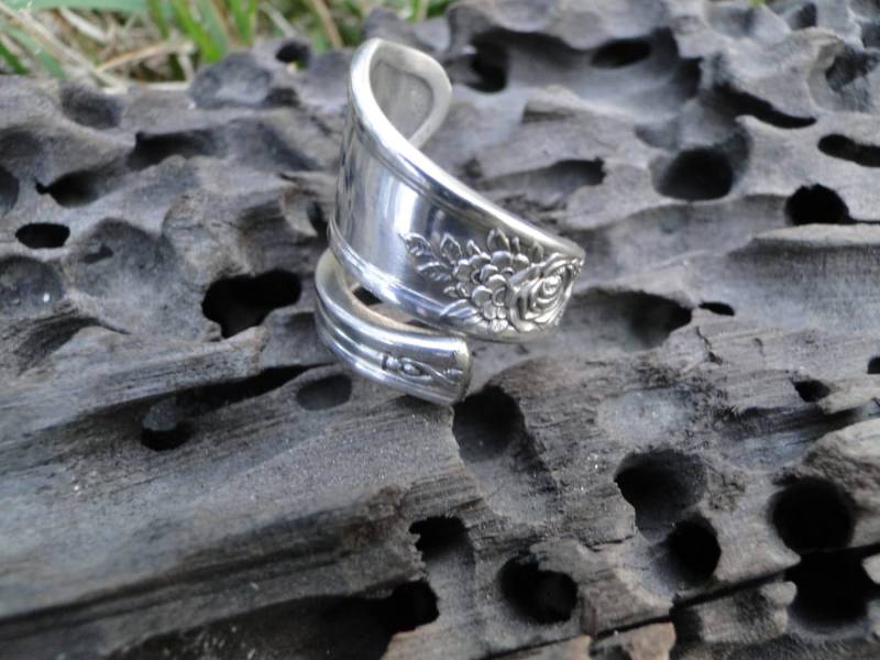 Antiker Besteck Ring Von Manor Plate Mit Einem Rosedale Muster von TreasuredSunsets
