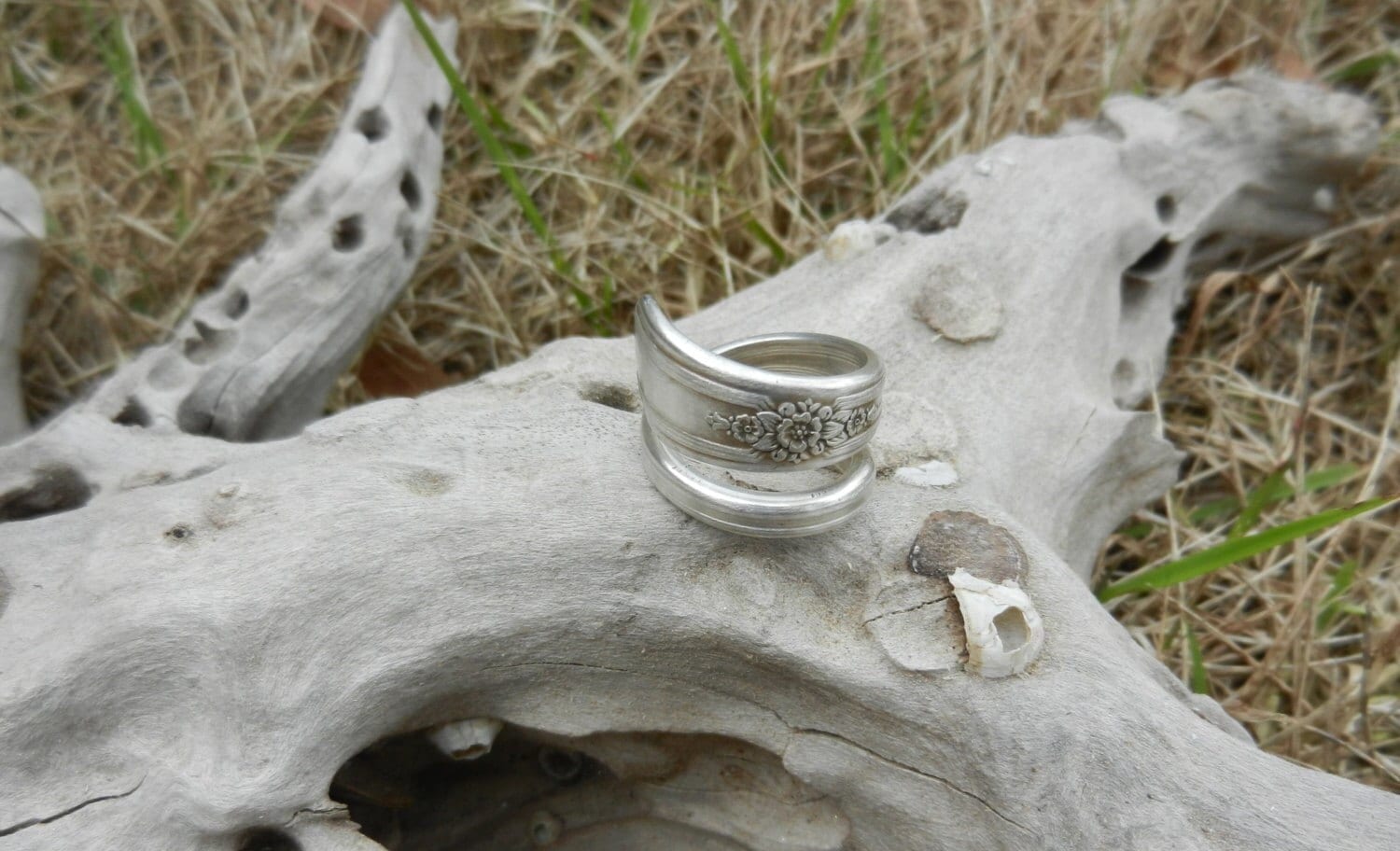 Antiker Roger Is Blumenmuster Handgemachter Silberbesteck-Löffel-Swirl-Ring von TreasuredSunsets