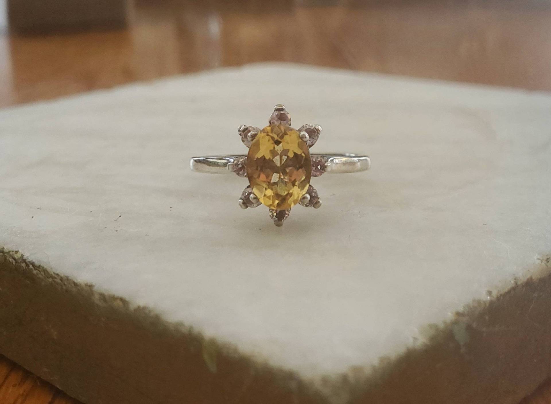 Citrin Und Weißer Saphir Sterling Silber Ring Größe 7 Citrin Und Weißer Saphir Sterling Silber Ring Größe 7 von TreasuresByHilary