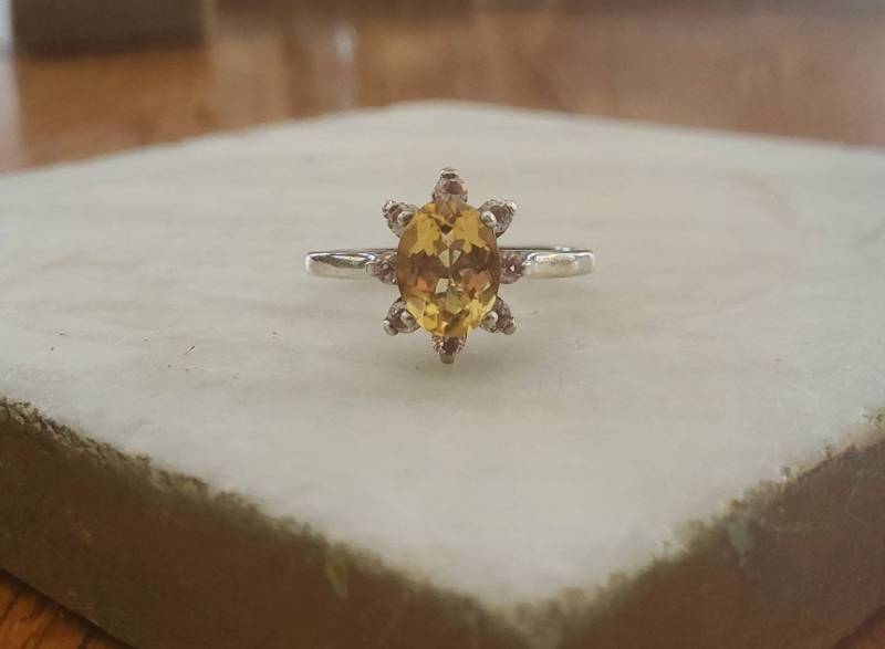Citrin Und Weißer Saphir Sterling Silber Ring Größe 7 Citrin Und Weißer Saphir Sterling Silber Ring Größe 7 von TreasuresByHilary