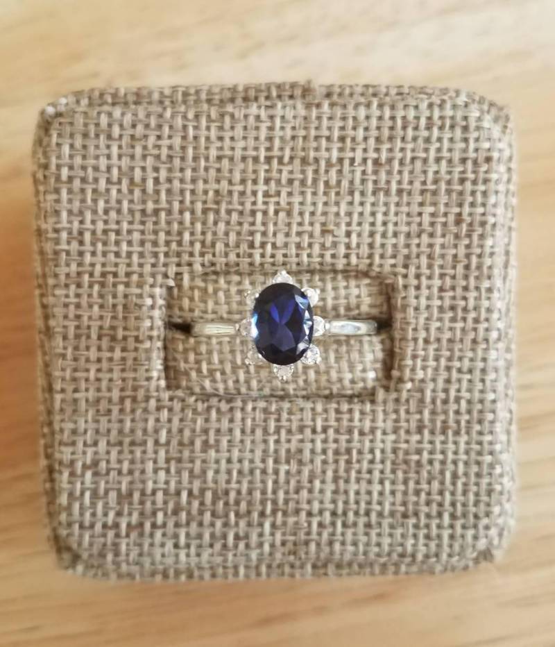 Lab Blau & Weiß Saphir Sterling Silber Halo Ring Größe 9 Lab Blau & Weiß Saphir Sterling Silber Halo Ring Größe 9 von TreasuresByHilary