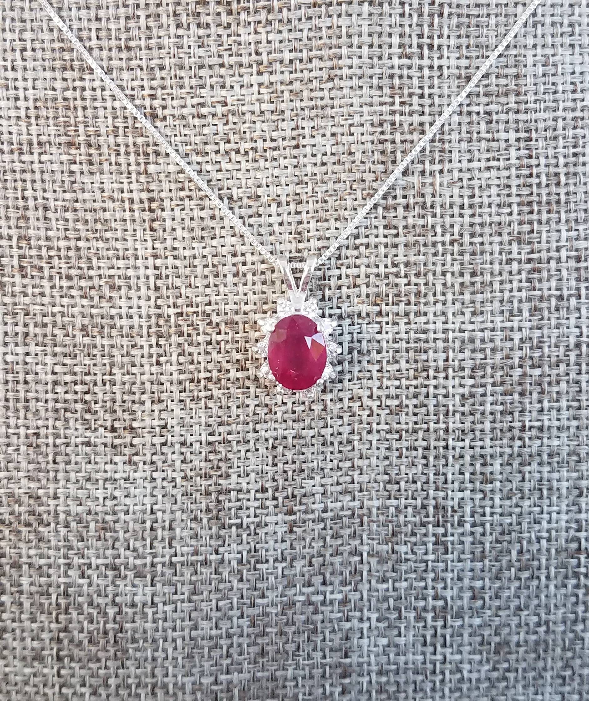 Natürliche Rubin Und Weißer Topas Sterling Silber Halo Anhänger Natürliche Rubin Und Weißer Topas Sterling Silber Halo Anhänger von TreasuresByHilary