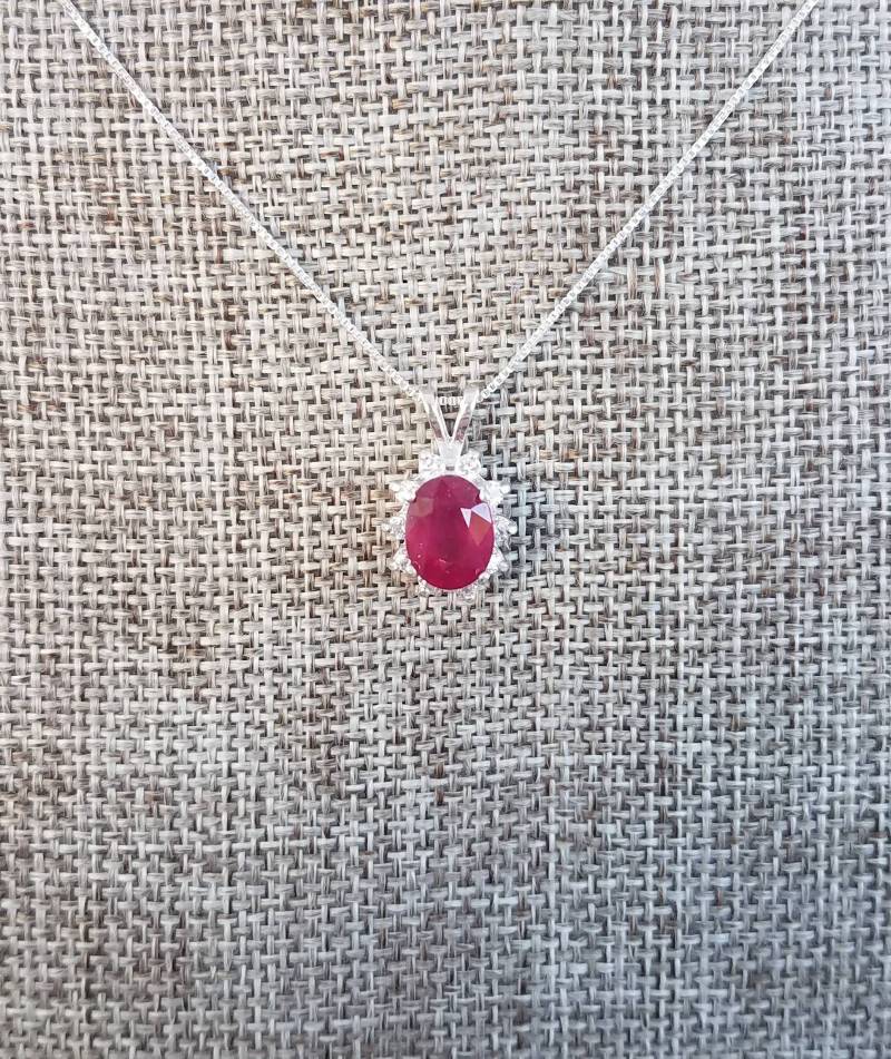 Natürliche Rubin Und Weißer Topas Sterling Silber Halo Anhänger von TreasuresByHilary