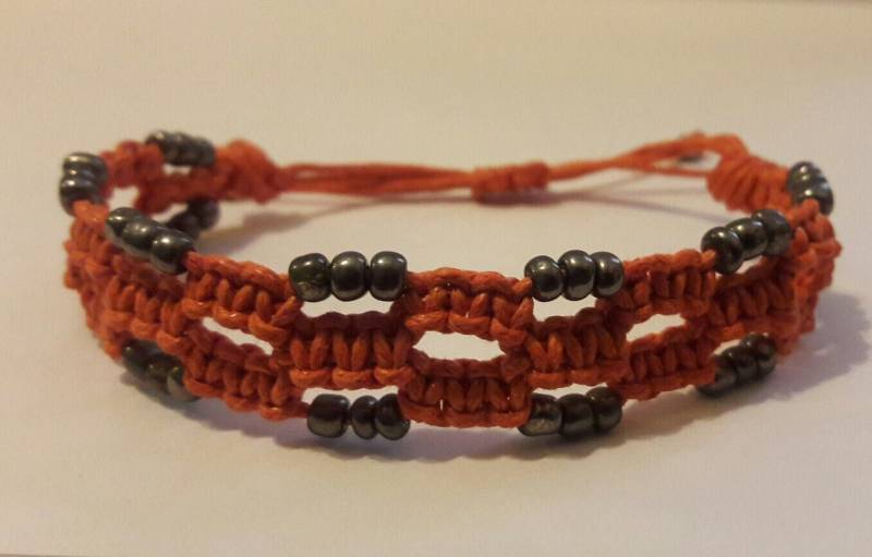 Oranges Makramee Armband Silberfarbene Perlen, Verstellbarer Kordelzug von TreasuresByToya