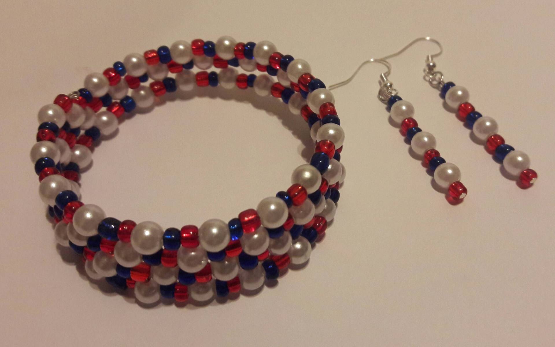 Bunt-Weißes Patina Armband Rote, Weiße & Blaue Rocailles-Perlen von TreasuresByToya