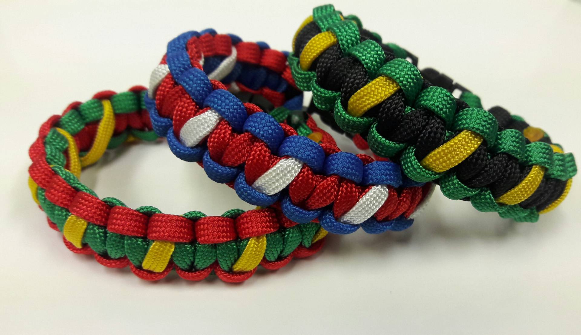 Cobra Knot Armband Paracord Bunt Und Patina von TreasuresByToya