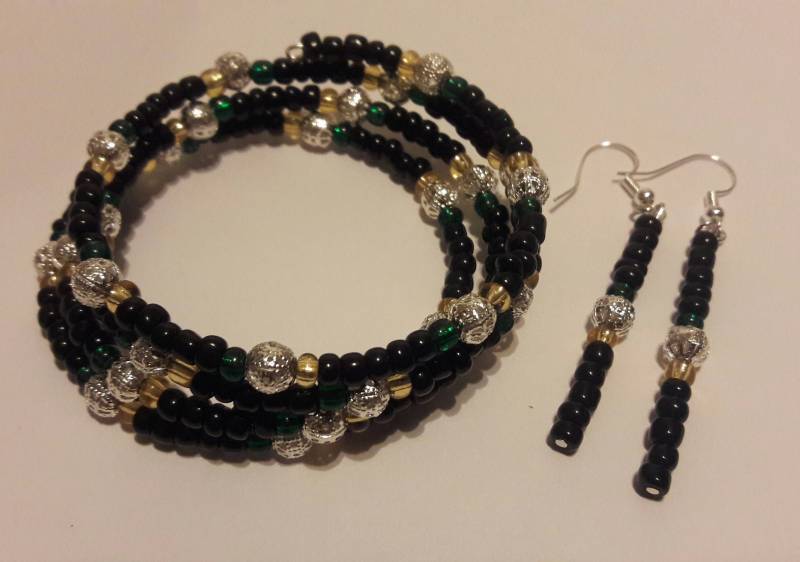 Jamaika Perlen Memory Wire Armband Mit Passenden Ohrringen von TreasuresByToya