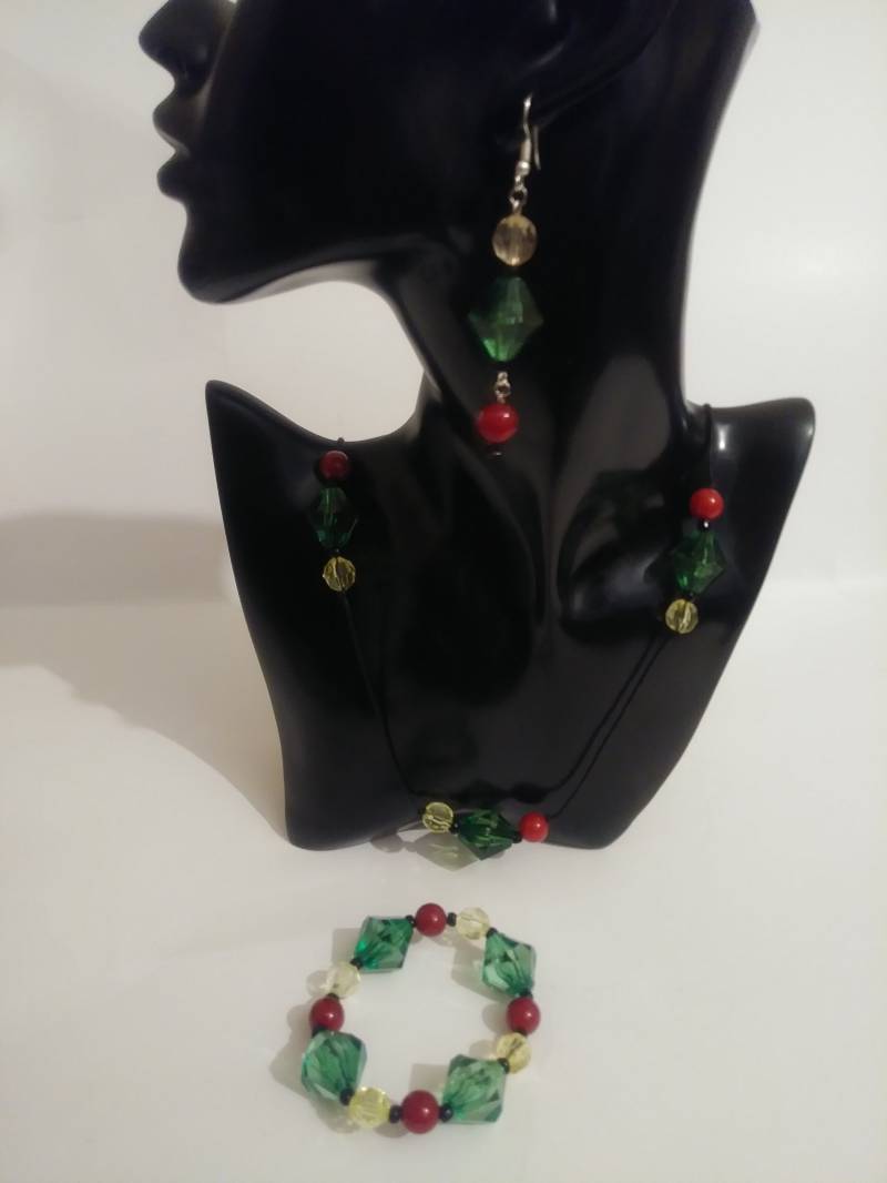 Rasta Color Perlenschmuck Set Geknotete Kordel Halskette & Armband von TreasuresByToya