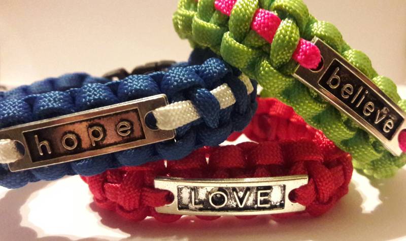 Liebes Charm Paracord Armband Inspirierender Handgemachter Schmuck von TreasuresByToya