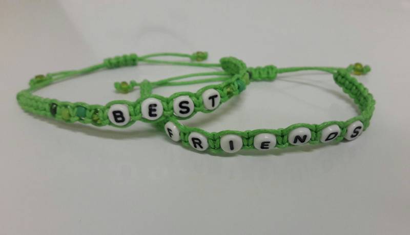 Personalisiertes Makramee Namensarmband Individuell Gewachste Schnur Schmuck von TreasuresByToya