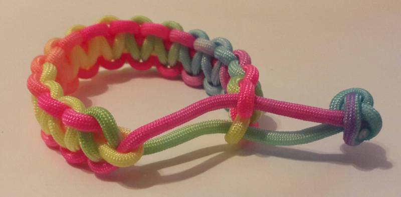Handgefertigtes Multicolor Paracord Armband Verstellbarer Makrameeschmuck von TreasuresByToya