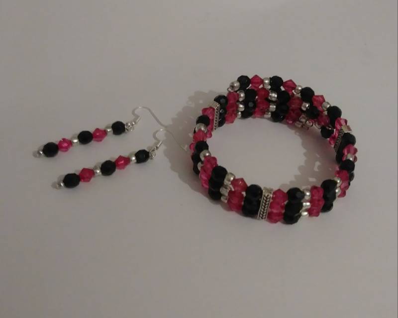 Memory Wire Armband Und Ohrringe Set Pink & Schwarz Perlenschmuck von TreasuresByToya