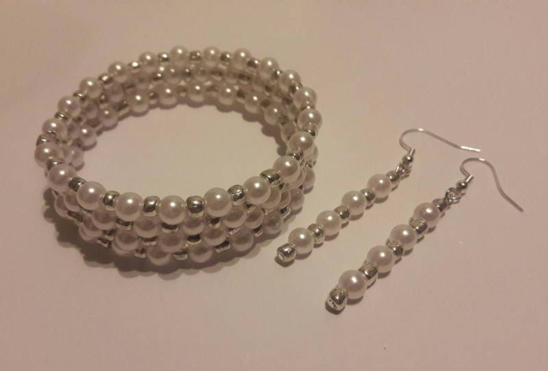 Perlen Memory Wire Armband Und Ohrringe Set von TreasuresByToya
