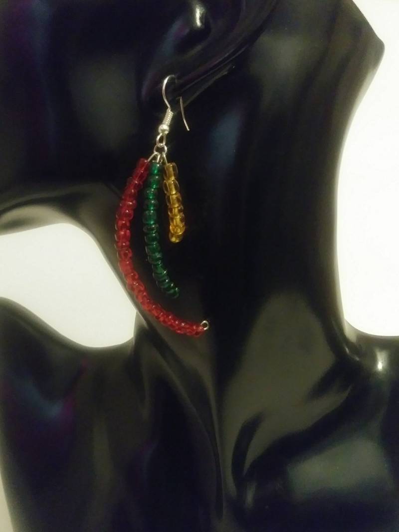 Handgemachte Perlen Ohrringe Rasta Jamaika Farben von TreasuresByToya