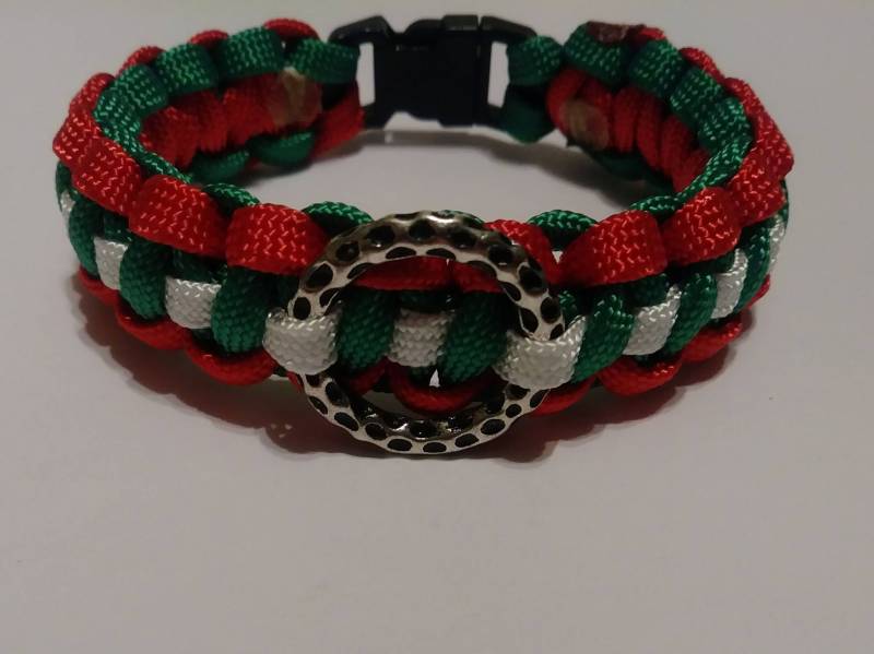 Paracord Bettelarmband Rot, Grün & Weiß von TreasuresByToya