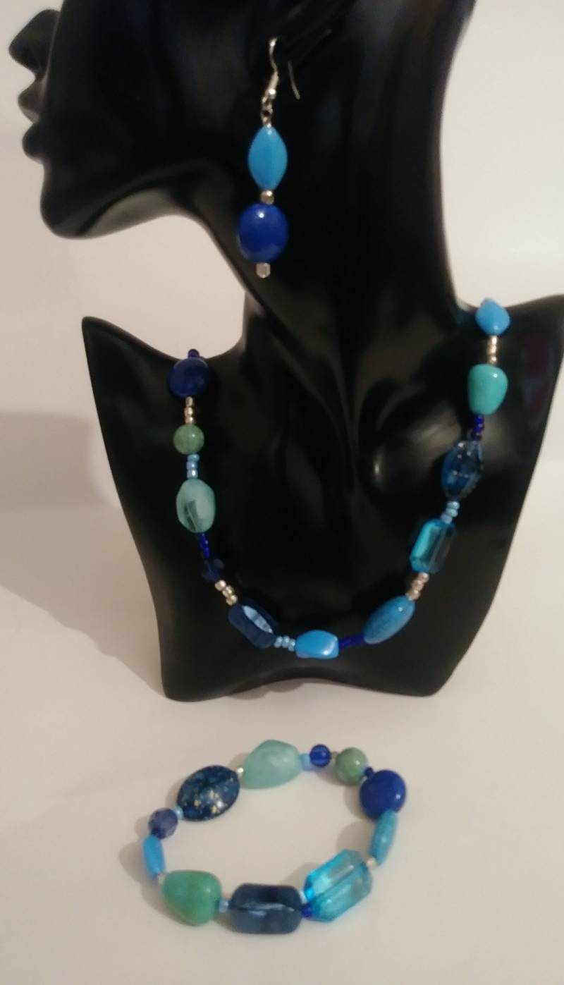 Silberfarbenes Perlenschmuck Set Kette, Armband Und Ohrringe von TreasuresByToya