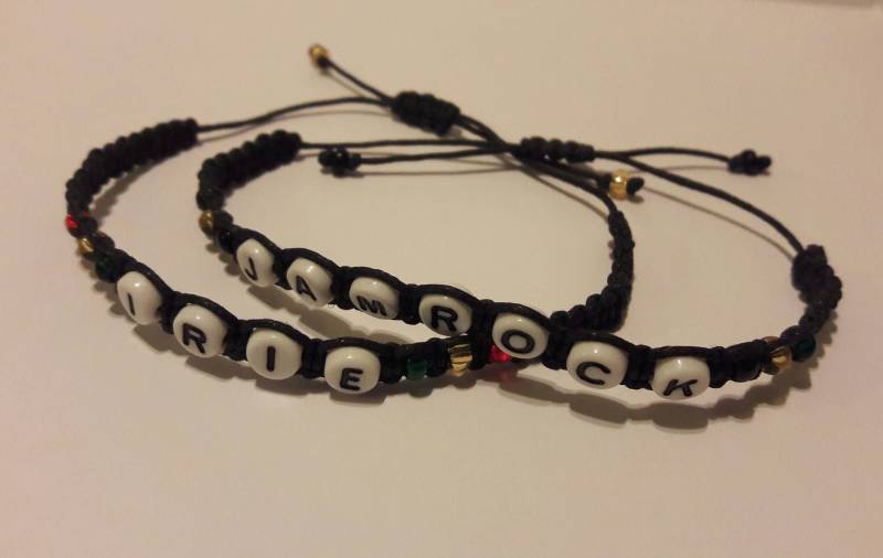 Personalisiertes Makramee Namensarmband Rasta Jamaika-Rocailles Perlenarmband von TreasuresByToya