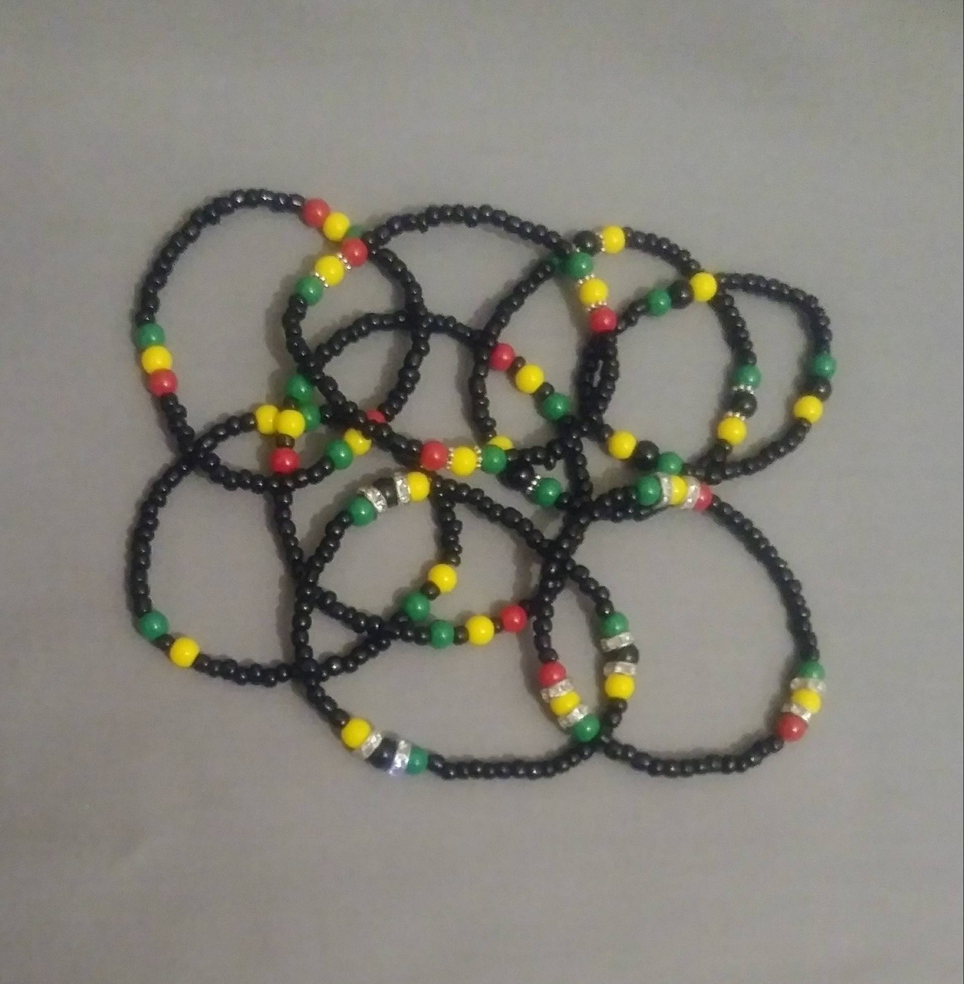 Rasta Perlenarmband Jamaika Farben, Stretch Rocailles von TreasuresByToya