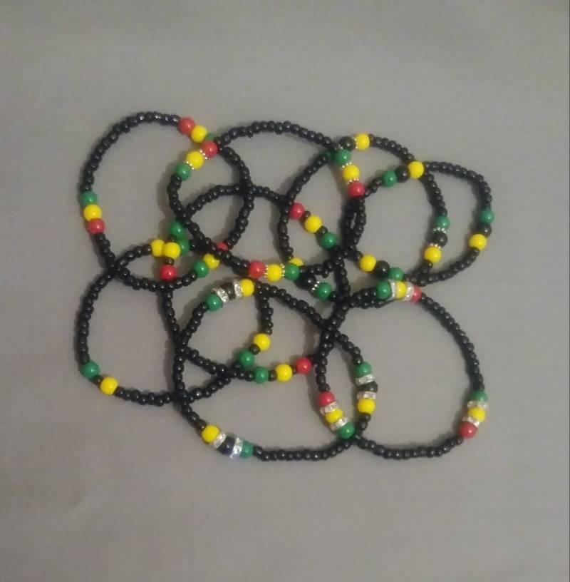 Rasta Perlenarmband Jamaika Farben, Stretch Rocailles von TreasuresByToya