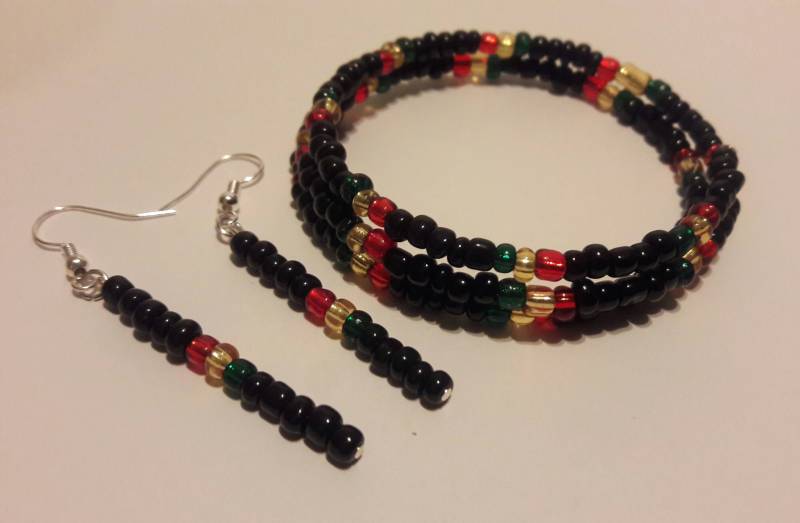 Rasta Seed Bead Memory Draht Armband Und Ohrringe Set von TreasuresByToya