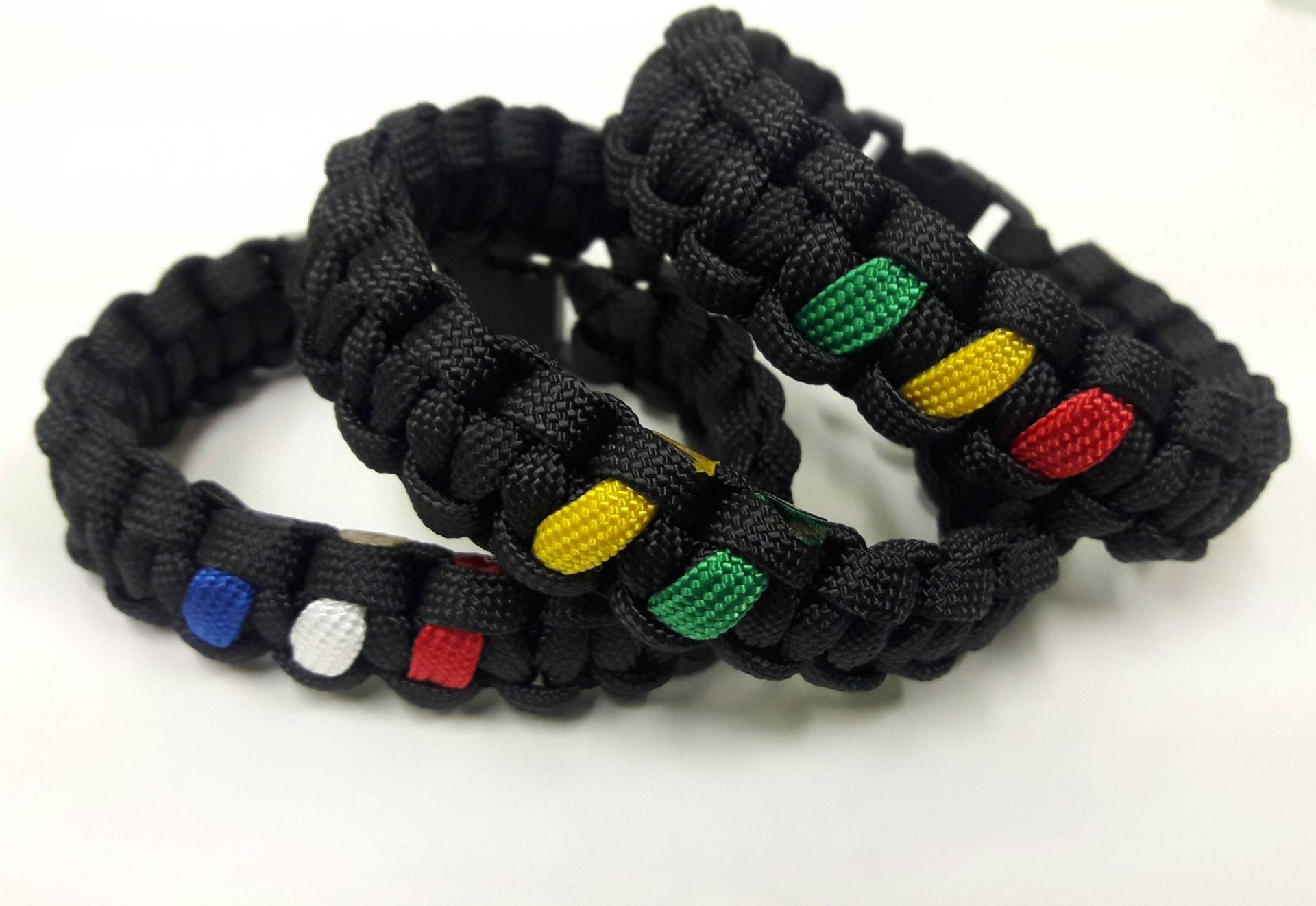 Schwarzes Paracord Armband Rasta, Usa Farbakzent von TreasuresByToya