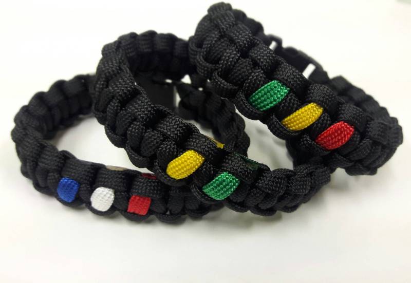 Schwarzes Paracord Armband Rasta, Usa Farbakzent von TreasuresByToya