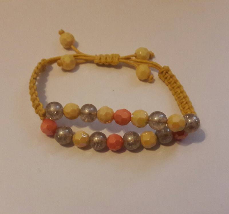 Handgefertigtes Makramee Armband Gelbe Kordel, Acrylperlen, Verstellbar von TreasuresByToya