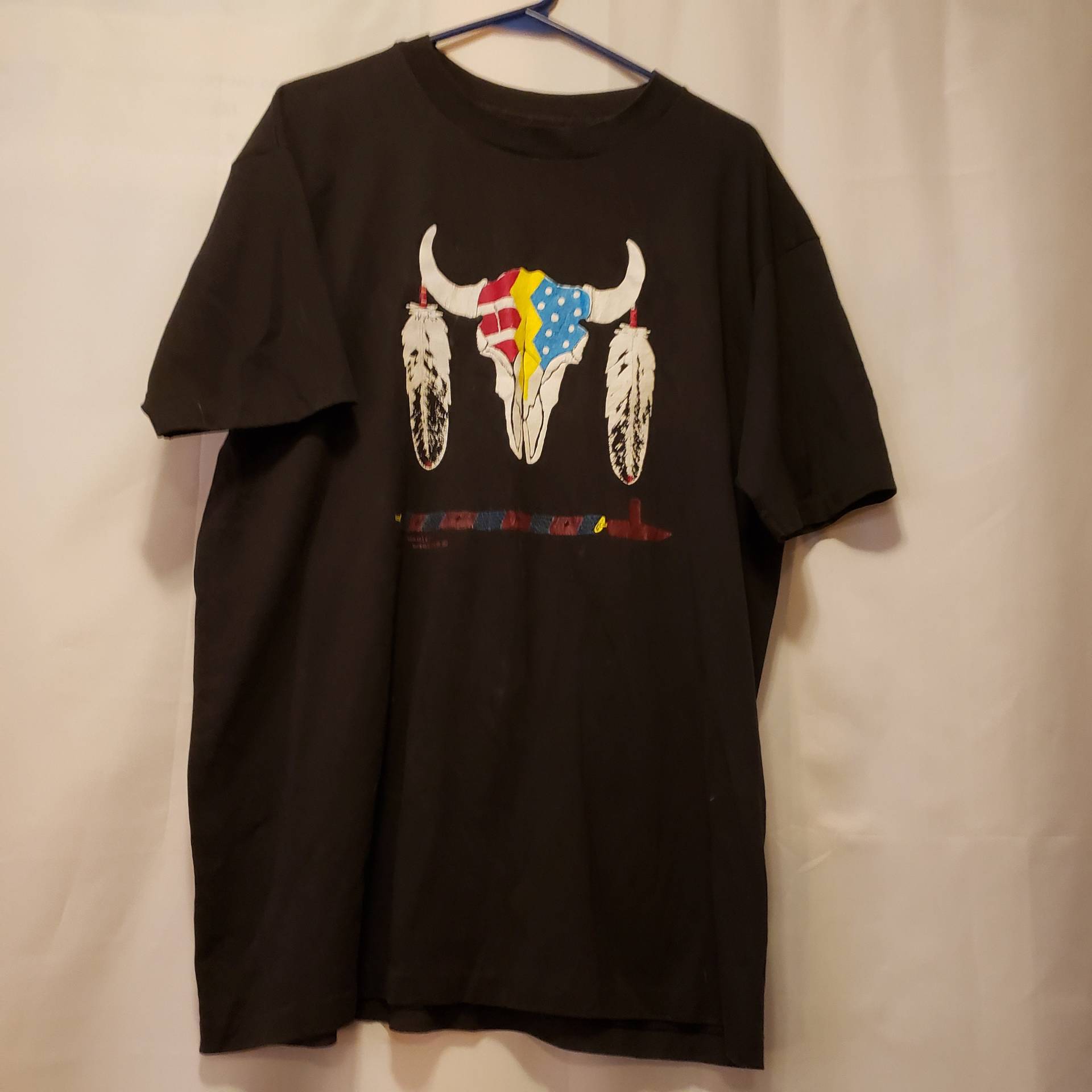 1980Er Herren Hennen 50-50 Schwarzes Tshirt Mit Indigenem Kunstdesign Xl von TreasuresFoundNorth