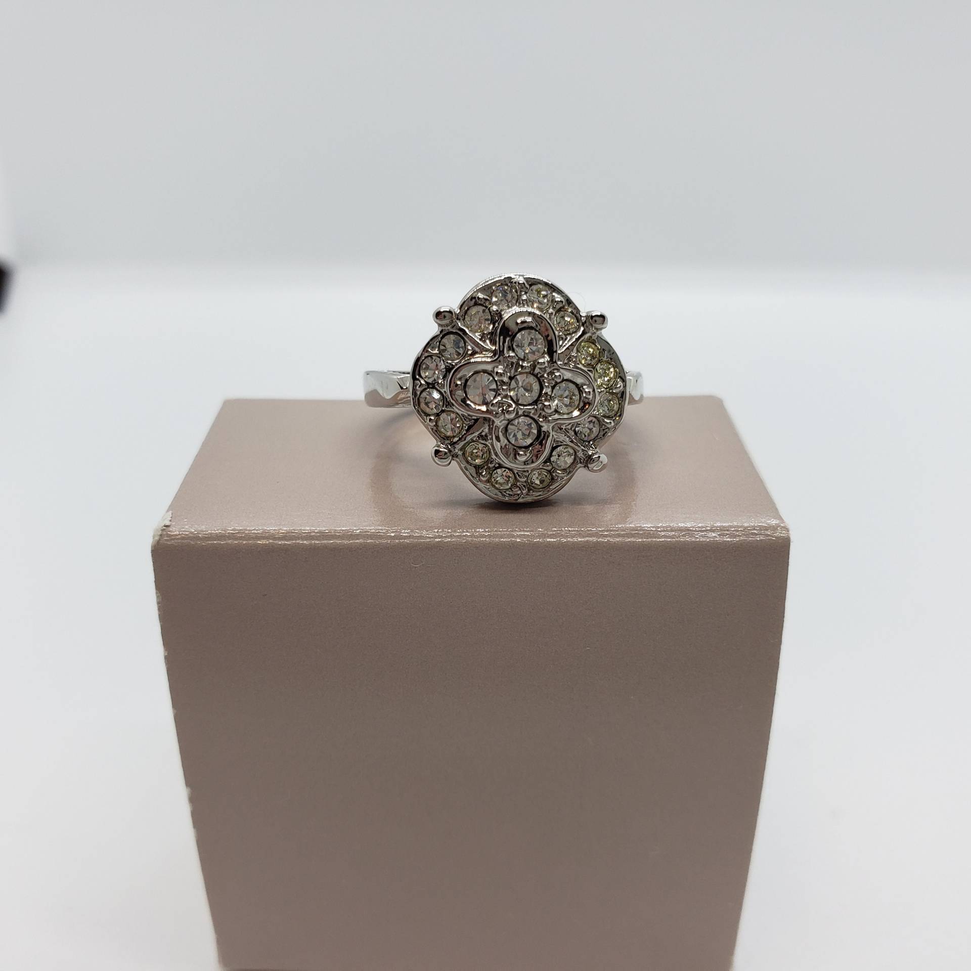 Neu Im Karton Vintage Avon Silberfarbener Ring. Größe 7. Strass. Großer Statement Ring Neu Im Karton Vintage Avon Silberfarbener Ring. Größe 7. Strass. Großer Statement Ring von TreasuresFoundNorth