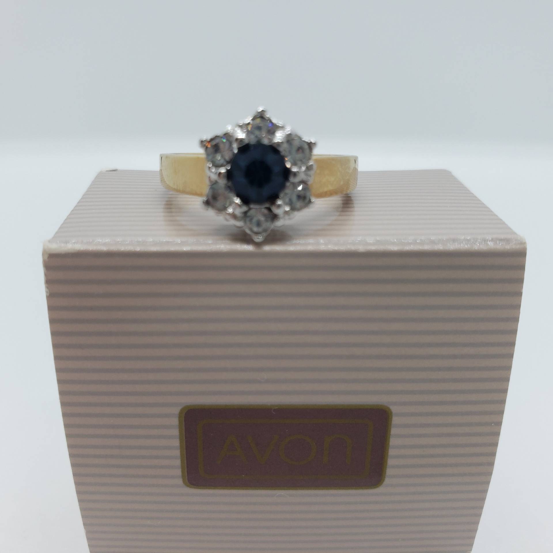 Neu Im Karton Vintage Avon Simulierter Saphir Ring. Sise 7 Strasssteine. Goldfarbenes Band Neu Im Karton Vintage Avon Simulierter Saphir Ring. Sise 7 Strasssteine. Goldfarbenes Band von TreasuresFoundNorth